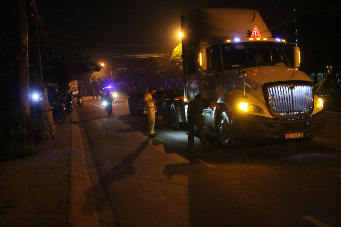 Cơ quan c&ocirc;ng an kh&aacute;m nghiệm hiện trường.