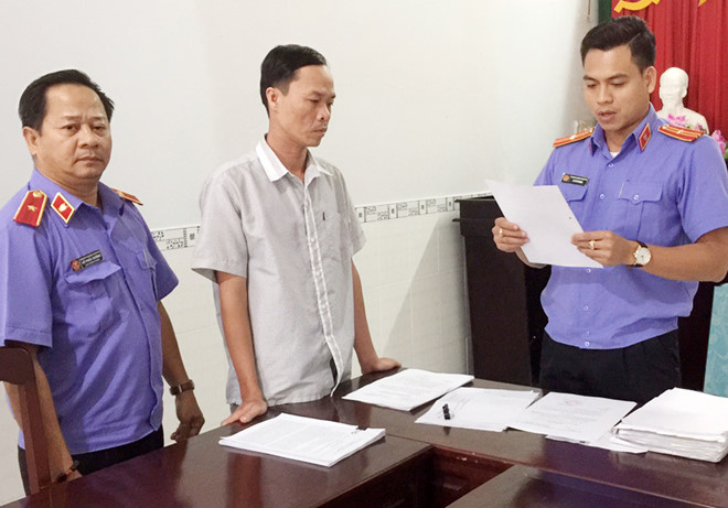 Cơ quan điều tra VKSND Tối cao tống đạt quyết định khởi tố bị can đối với &ocirc;ng B&igrave;nh v&agrave;o chiều 24/10. (Ảnh: Zing.vn)