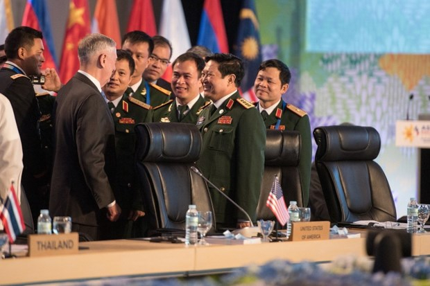 Bộ trưởng Ng&ocirc; Xu&acirc;n Lịch v&agrave; người đồng cấp James Mattis.