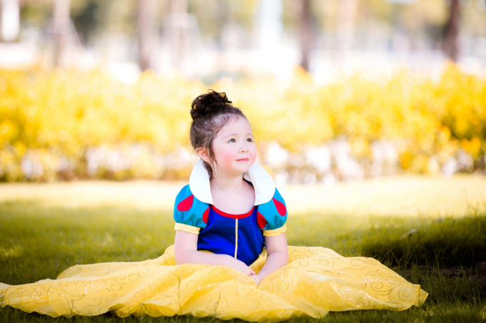 Cadie h&oacute;a th&acirc;n th&agrave;nh C&ocirc;ng ch&uacute;a Bạch Tuyết.