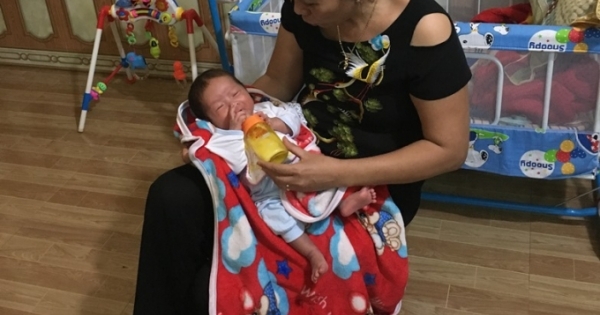 Phát hiện bé trai khoảng 20 ngày tuổi gào khóc trong thùng cát tông bên đường