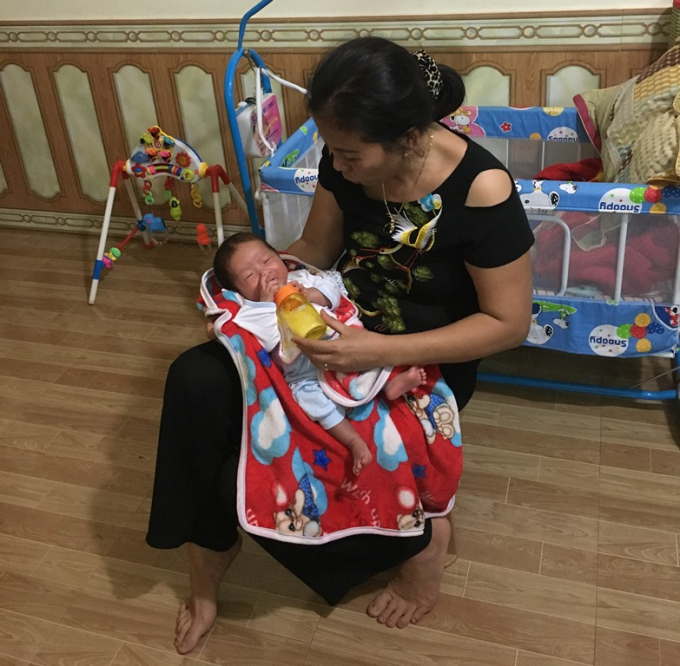 B&agrave; Minh chăm s&oacute;c cho ch&aacute;u b&eacute; rất chu đ&aacute;o.