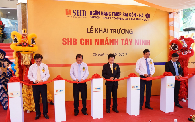 &Ocirc;ng Nguyễn Minh T&acirc;n &ndash; Ph&oacute; B&iacute; thư thường trực Tỉnh ủy tỉnh T&acirc;y Ninh, &ocirc;ng Dương Văn Thắng &ndash; Ph&oacute; Chủ tịch UBND tỉnh T&acirc;y Ninh, &ocirc;ng Nguyễn Tiến Ph&uacute;c &ndash; Gi&aacute;m đốc NHNN Việt Nam chi nh&aacute;nh T&acirc;y Ninh, &ocirc;ng Đỗ Quang Hiển &ndash; Chủ tịch HĐQT SHB v&agrave; &ocirc;ng Nguyễn Văn L&ecirc; &ndash; Tổng Gi&aacute;m đốc SHB đ&atilde; cắt băng khai trương SHB T&acirc;y Ninh.