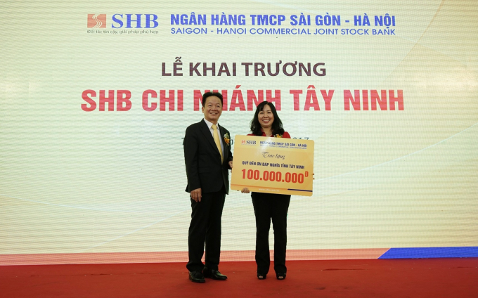 B&agrave; V&otilde; Thanh Thủy &ndash; Gi&aacute;m đốc Sở Lao động thương binh v&agrave; x&atilde; hội tỉnh T&acirc;y Ninh đại diện Quỹ đền ơn đ&aacute;p nghĩa tỉnh T&acirc;y Ninh nhận m&oacute;n qu&agrave; ủng hộ từ đại diện ng&acirc;n h&agrave;ng &ndash; &ocirc;ng Đỗ Quang Hiển &ndash; Chủ tịch HĐQT SHB.