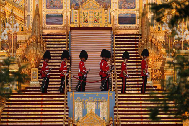 Lễ tang Quốc vương Th&aacute;i Lan Bhumibol Adulyadej, vị vua trị v&igrave; l&acirc;u nhất l&acirc;u nhất tr&ecirc;n thế giới, bắt đầu từ ng&agrave;y 25/10 v&agrave; lễ hỏa t&aacute;ng thi h&agrave;i nh&agrave; vua dự kiến sẽ diễn ra v&agrave;o l&uacute;c 22 giờ h&ocirc;m nay 26/10 (theo giờ địa phương). Trong ảnh: Cận vệ ho&agrave;ng gia đứng g&aacute;c trước Đ&agrave;i h&oacute;a th&acirc;n ho&agrave;ng gia tại quảng trường gần Đại cung điện ở Bangkok trước giờ h&agrave;nh lễ hỏa t&aacute;ng.