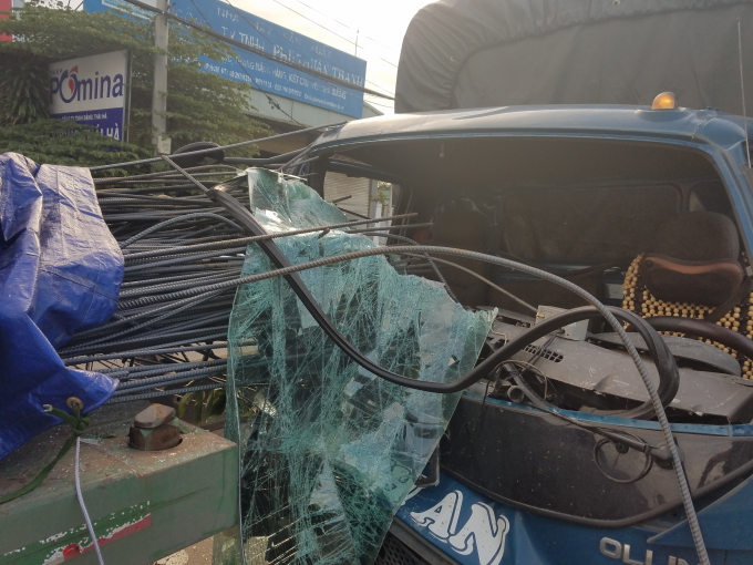 Cabin xe tải bị đ&acirc;m n&aacute;t sau va chạm.