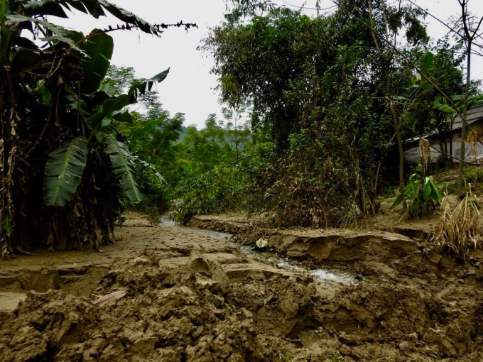 Đo&agrave;n di chuyển v&agrave;o tặng qu&agrave; vẫn kh&oacute; khăn do sạt lở.
