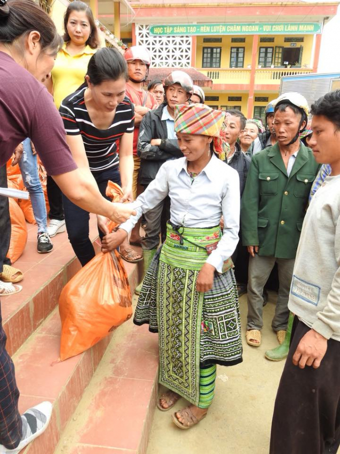 Trao tặng qu&agrave; hỗ trợ kịp thời cho b&agrave; con.