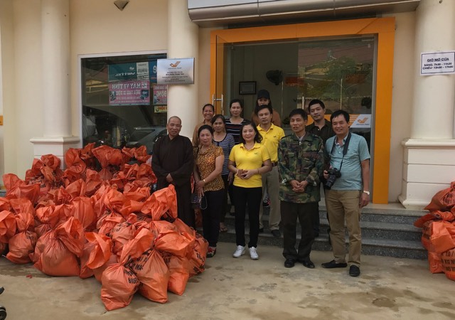 Những phần qu&agrave; đo&agrave;n mang tới cho b&agrave; con v&ugrave;ng lũ Trạm Tấu.