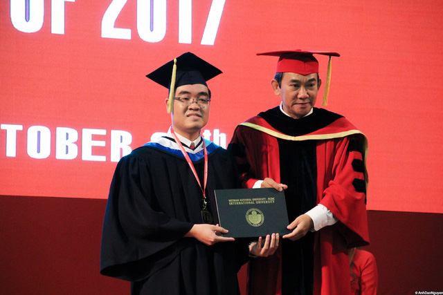 Minh Triết được PGS.TS Hồ Thanh Phong, hiệu trưởng nh&agrave; trường trao bằng