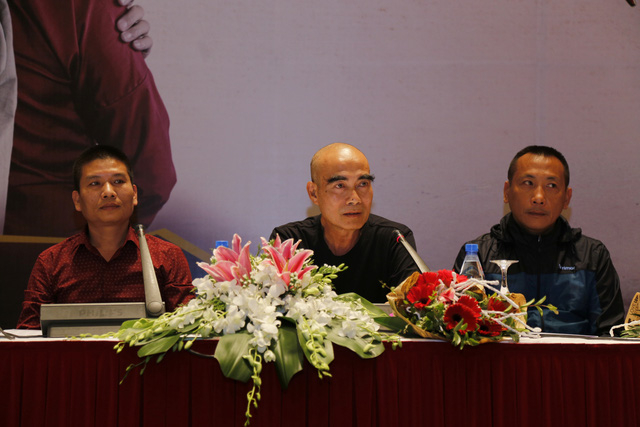 Đạo diễn Lưu Trọng Ninh, đạo diễn B&ugrave;i Thọ Thịnh (&aacute;o đỏ) v&agrave; th&agrave;nh vi&ecirc;n quay phim trong buổi ra mắt phim.