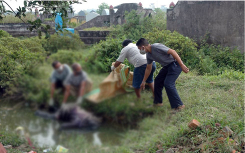Thi thể nam thanh ni&ecirc;n đang ph&acirc;n hủy nổi tr&ecirc;n ao.