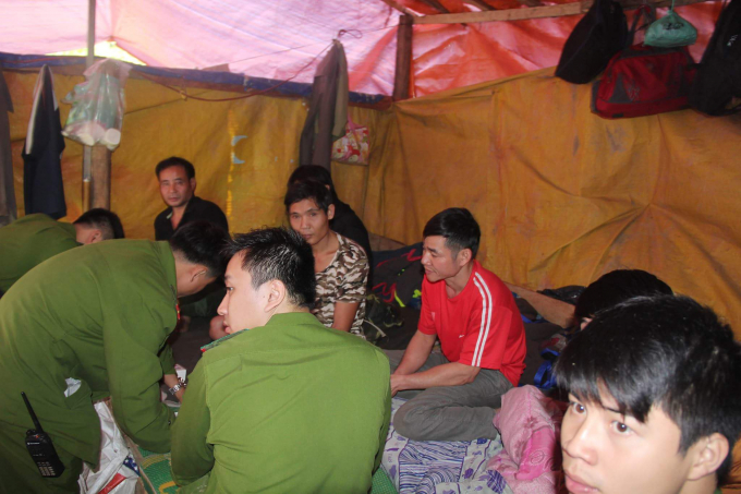 Lực lượng chức năng lập bi&ecirc;n bản c&aacute;c đối tượng.