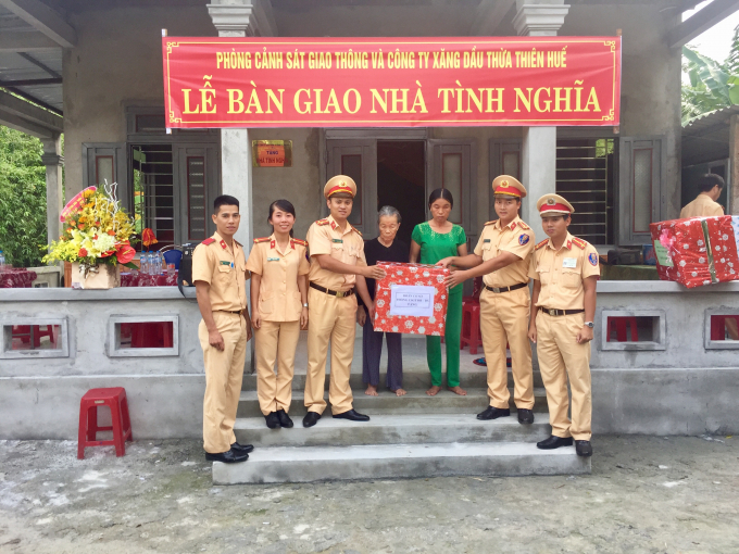 Ph&ograve;ng Csgt đường bộ - đường sắt C&ocirc;ng an tỉnh đ&atilde; phối hợp c&ugrave;ng C&ocirc;ng ty Scavi Huế v&agrave; C&ocirc;ng ty xăng dầu Thừa Thi&ecirc;n Huế tổ chức kh&aacute;nh th&agrave;nh v&agrave; b&agrave;n giao 2 ng&ocirc;i nh&agrave; t&igrave;nh nghĩa.