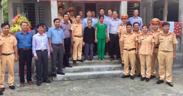 Công an Thừa Thiên Huế bàn giao 2 nhà tình nghĩa