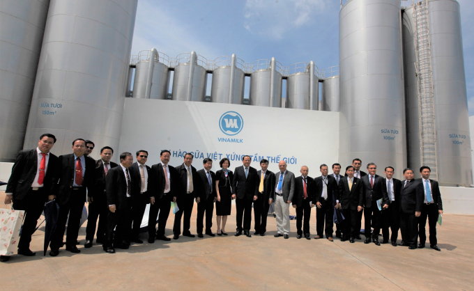 Ph&oacute; Thủ tướng nước Cộng h&ograve;a D&acirc;n chủ Nh&acirc;n d&acirc;n L&agrave;o Sonexay Siphandone, l&atilde;nh đạo tỉnh B&igrave;nh Dương v&agrave; l&atilde;nh đạo Vinamilk chụp h&igrave;nh lưu niệm tại Nh&agrave; m&aacute;y Sữa Việt Nam.