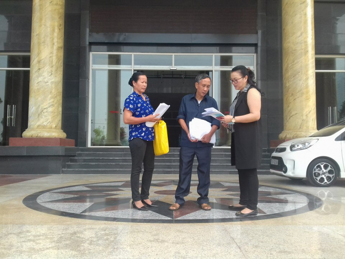 &Ocirc;ng H&agrave;n Đức Long đến T&ograve;a cấp cao nộp hồ sơ bổ sung về việc y&ecirc;u cầu bồi thường oan sai.