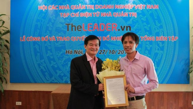 TS. H&agrave;n Mạnh Tiến, Chủ tịch VACD trao quyết định bổ nhiệm Ph&oacute; tổng bi&ecirc;n tập cho &ocirc;ng Trần Ngọc Sơn