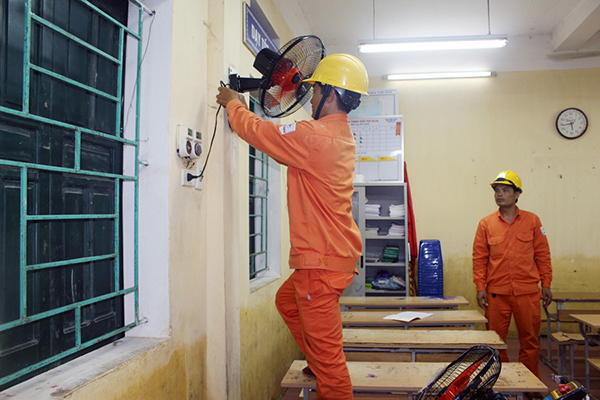 Thay c&aacute;c quạt bị hỏng do mưa lũ