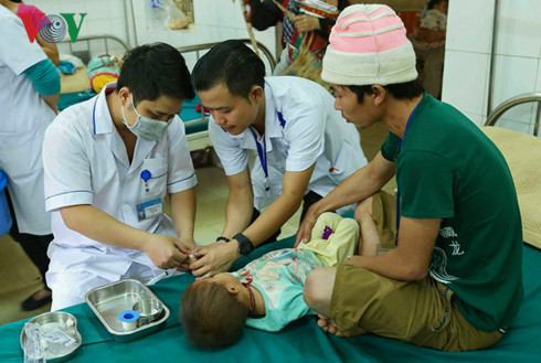 Số lượng trẻ nhập viện tăng đột biến chủ yếu l&agrave; c&aacute;c bệnh về h&ocirc; hấp v&agrave; ti&ecirc;u chảy.