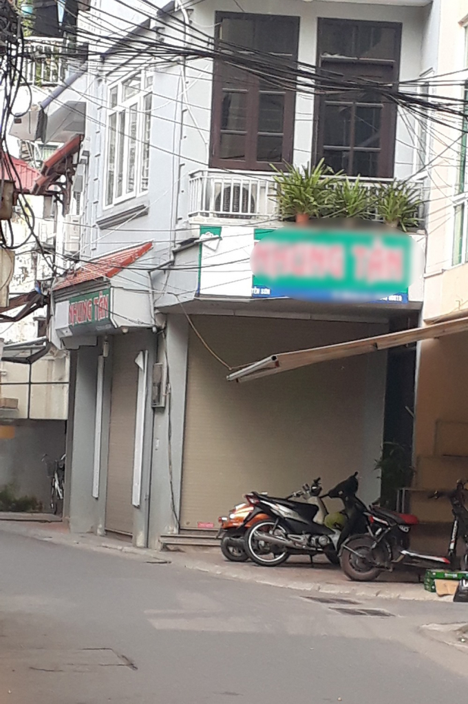 &nbsp;Cửa h&agrave;ng n&agrave;y th&igrave; lấy băng keo phủ đi chữ