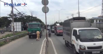 TP HCM: Xe ben chuyển làn gây tai nạn, 1 người gãy xương đùi