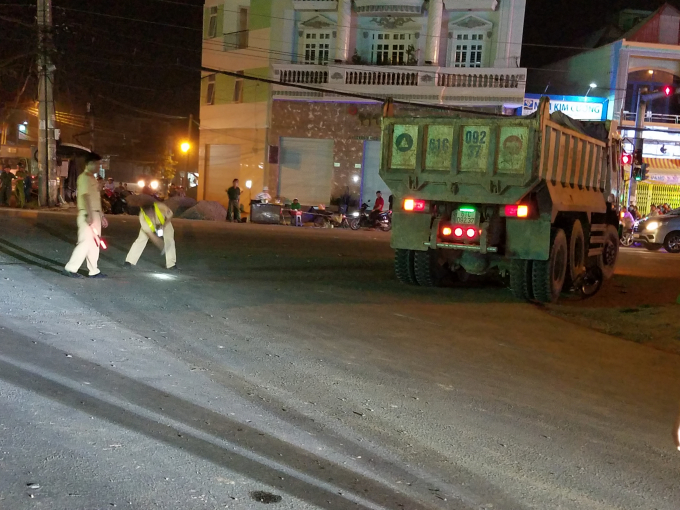 C&ocirc;ng an TP Thủ Dầu Một kh&aacute;m nghiệm hiện trường.