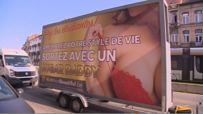 Bảng hiệu quảng c&aacute;o g&acirc;y tranh c&atilde;i của RichmeetBeauty.