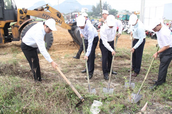 Chủ tịch UBND TP Đ&agrave; Nẵng Huỳnh Đức Thơ (tr&aacute;i) c&ugrave;ng l&atilde;nh đạo Sở ban ng&agrave;n c&ugrave;ng dọn dẹp vệ sinh s&aacute;ng 28/10.