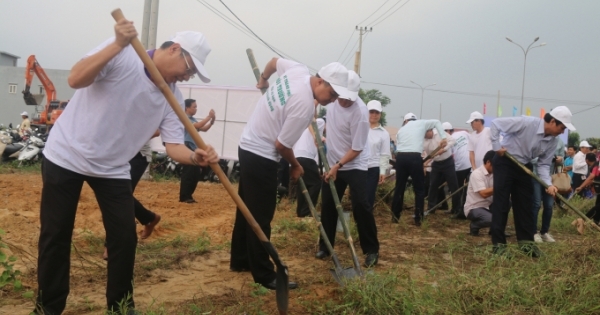 Lãnh đạo Đà Nẵng xuống đường cùng người dân làm vệ sinh trước thềm APEC