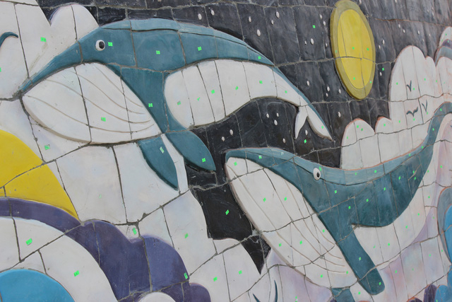 Bức tranh mẹ con c&aacute; Voi với chủ đề hướng biển