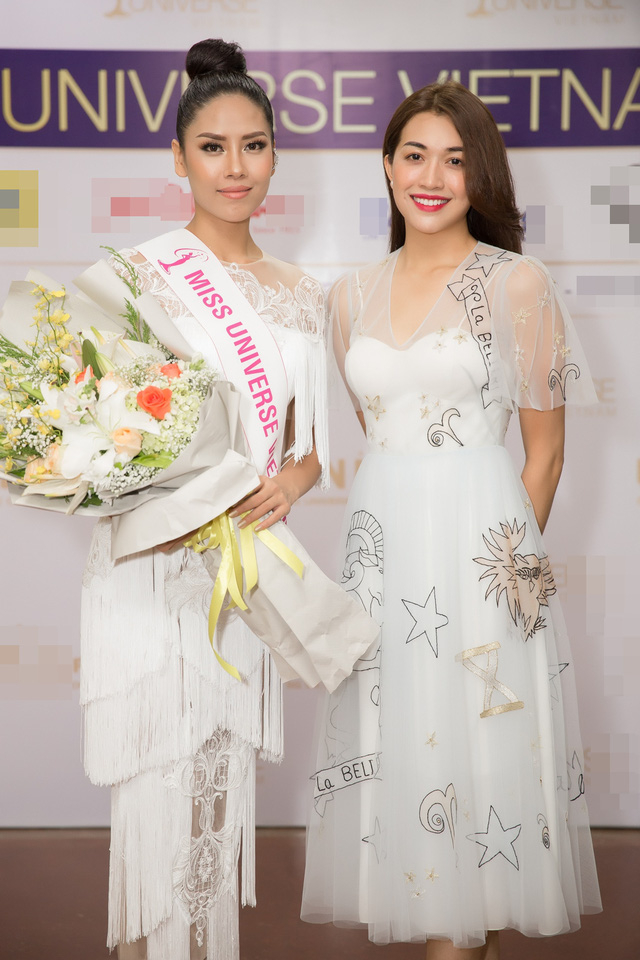 &Aacute; hậu Lệ Hằng - đại diện Việt Nam tại Miss Universe 2016 - đ&atilde; tặng hoa ch&uacute;c mừng v&agrave; trao dải băng Miss Universe VietNam 2017 cho &Aacute; hậu Nguyễn Thị Loan.