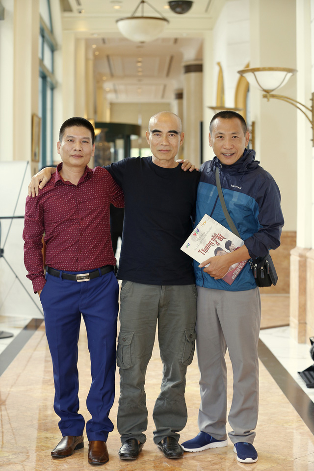 Đạo diễn Lưu Trọng Ninh (&aacute;o đen) v&agrave; đạo diễn B&ugrave;i Thọ Thịnh (&aacute;o đỏ) trong buổi ra mắt phim