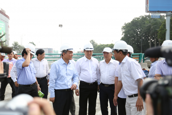 B&iacute; thư Th&agrave;nh ủy Trương Quang Nghĩa (tr&aacute;i) v&agrave; Chủ tịch th&agrave;nh phố Huỳnh Đức Thơ c&oacute; mặt tại c&ocirc;ng trường.