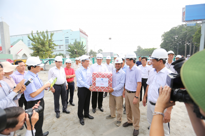 L&atilde;nh đạo th&agrave;nh phố động vi&ecirc;n c&ocirc;ng nh&acirc;n thi c&ocirc;ng c&ocirc;ng tr&igrave;nh.