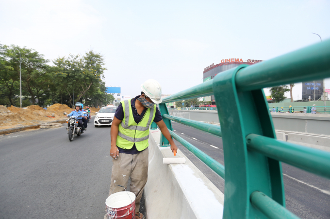 C&ocirc;ng nh&acirc;n sơn lan can đường dẫn đường xuống dưới hầm chui Điện Bi&ecirc;n Phủ.