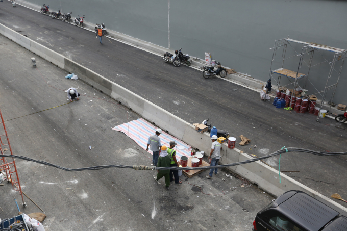 Phần trải nhựa cũng đang được tiến h&agrave;nh nhanh ch&oacute;ng.