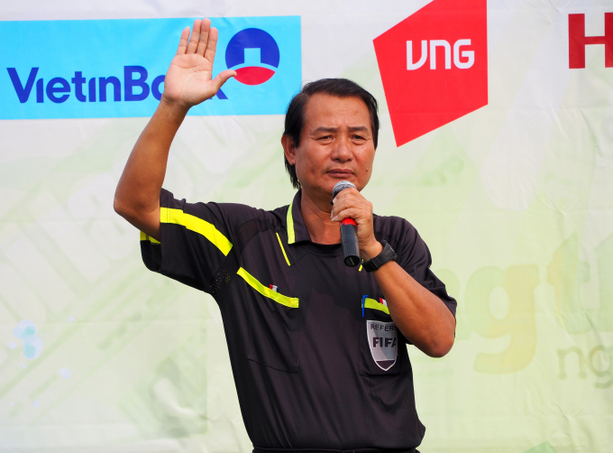 Trọng t&agrave;i tuy&ecirc;n thệ tại lễ khai mạc của giải đấu.