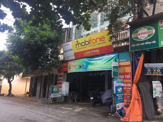 Ng&ocirc;i nh&agrave; (b&aacute;n điện thoại di động) do &ocirc;ng Minh x&acirc;y dựng tr&aacute;i ph&eacute;p tr&ecirc;n đất của gia đ&igrave;nh &ocirc;ng H&ograve;a.