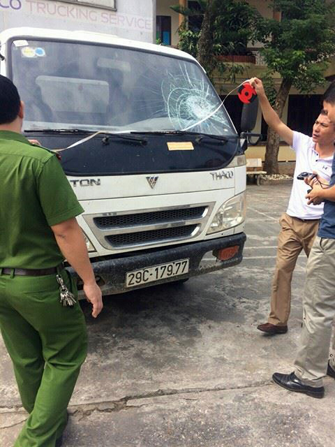 &Ocirc;ng Tr&agrave; cho biết, vừa qua lại xuất hiện th&ecirc;m nhiều đối tượng lạ n&eacute;m đ&aacute; vỡ k&iacute;nh &ocirc; t&ocirc; của &ocirc;ng.