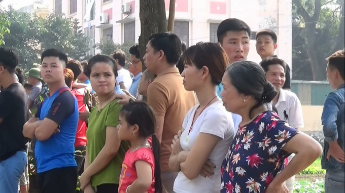 Rất đ&ocirc;ng người d&acirc;n chứng kiến sự việc.
