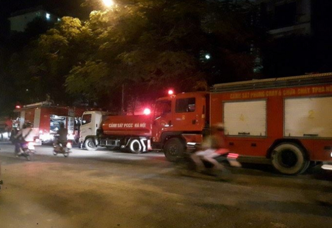 Nhiều xe cứu hỏa được điều động đến hiện trường để khống chế, dập tắt ngọn lửa.