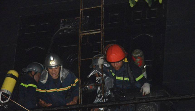 Đến 21h cũng ng&agrave;y, ngọn lửa cơ bản được khống chế v&agrave; dập tắt.