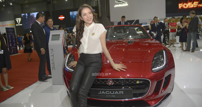 &nbsp;Doanh nh&acirc;n L&yacute; Nh&atilde; Kỳ h&agrave;o hứng chụp ảnh với chiếc si&ecirc;u xe mới mua. Ảnh: Autodaily