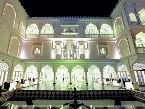 T&ograve;a l&acirc;u đ&agrave;i trắng tinh kh&ocirc;i.