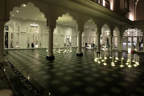 To&agrave; l&acirc;u đ&agrave;i c&oacute; 19 ph&ograve;ng, mỗi ph&ograve;ng được theo một lối kh&aacute;c nhau với to&agrave;n bộ nội thất chỉ c&oacute; hai gam m&agrave;u chủ đạo trắng v&agrave; đen, điểm xuyết một ch&uacute;t &aacute;nh đỏ từ những hoa văn tr&ecirc;n chiếc khăn qu&agrave;ng của thiếu nữ Ấn Độ.&nbsp;