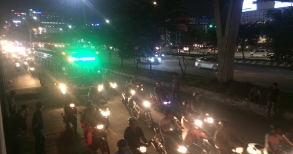 TP HCM: Phát hiện người đàn ông tử vong trong tư thế quỳ gối dưới cây xanh