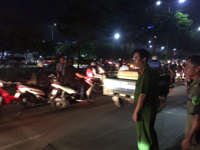 Lực lượng chức năng c&oacute; mặt kh&aacute;m nghiệm hiện trường v&agrave; xử l&yacute; vụ việc.