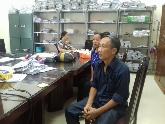 &Ocirc;ng H&agrave;n Đức Long c&ugrave;ng vợ đến T&ograve;a cấp cao nộp hồ sơ y&ecirc;u cầu bồi thường.