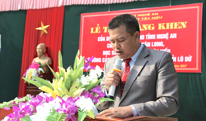 Thầy Phan B&aacute; Nguyện - Hiệu trưởng trường THPT T&acirc;y Hiếu x&uacute;c động trước h&agrave;nh động dũng cảm của em Long.